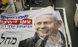 Une photo du Premier ministre Benjamin Netanyahu sur une bannière électorale du Likoud, dans une imprimerie de Petah Tikya, le 20 février 2020 en Israël