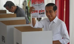 Le président indonésien sortant Joko Widodo vote à Jakarta, le 17 avril 2019