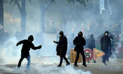 Un manifestant envoie un pavé contre des CRS, en marge du défilé syndical du 1er mai 2018, à Paris