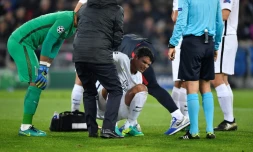 Le défenseur central du PSG Thiago Silva blessé contre Bâle en Ligue des champions, le 1er novembre 2016