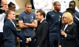Le Président français Emmanuel Macron et son épouse Brigitte en visite au centre d'entraînement de l'équipe de France de football, le 5 juin 2018 à Clairefontaine-en-Yvelines