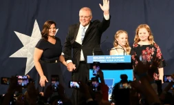 Le Premier ministre sortant Scott Morrison s'apprête à prononcer son discours de victoire au côté de sa famille, le 18 mai 2019 à Sydney