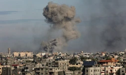 De la fumée s'élÚve au-dessus de Khan YounÚs, le 13 janvier 2024, vu depuis Rafah dans la bande de Gaza