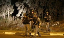 Des forces de sĂ©curitĂ© israĂ©liennes patrouillent prĂšs du kibboutz Gan Shmuel (nord d'IsraĂ«l) oĂč quatre juifs ont Ă©tĂ© attaquĂ©s par un arabe israĂ©lien, le 11 octobre 2015