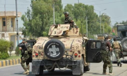 Des soldats afghans devant une prison oĂč se dĂ©roule une attaque jihadiste, Ă Jalalabad le 3 aoĂ»t 2020