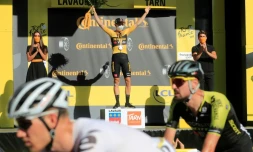 Le coureur de l'équipe Jumbo Wout van Aert sur la 1re marche du podium de la 7e étape du Tour de France à Lavaur, le 4 septembre 2020