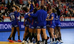 Les joueuses de l'équipe de France savourent leur victoire sur le Danemark en demi-finale du Mondial de hand à Granollers, le 17 décembre 2021