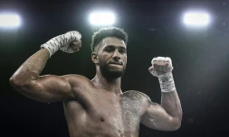 Le champion olympique des super-lourds, Tony Yoka, célèbre sa victoire face au Britannique Dave Allen, à Paris, le 23 juin 2018