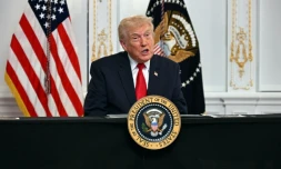 Le président américain Donald Trump participe à un appel vidéo avec des militaires depuis sa résidence de Mar-a-Lago à Palm Beach, en Floride, le 27 novembre 2025