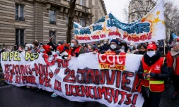 Les manifestants, s'érigeant en "66 millions de procureurs anti-licenciement", réclament à Paris le 23 janvier 2021, la fin des plans sociaux