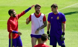 Les défenseurs Jodi Alba (g), Sergio Ramos (c) et le gardien Iker Casillas lors d'une séance d'entrraînement avec l'équipe d'Espagne à Saint-Martin-de-Ré, le 26 juins 2016