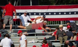 Des partisans de Donald Trump aprĂšs des tirs Ă Butler, Pennsylvanie, le 13 juillet 2024