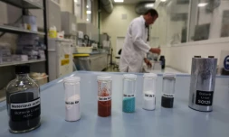 Des échantillons de sels de manganÚse, cobalt, nickel, lithium et de graphite, métaux utilisés dans les batteries des voitures électriques, au laboratoire de recherche du Commissariat à l'Energie atomique (CEA) à Marcoule, le 19 septembre 2023 dans le Gard