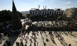 Une parade de scouts sur la place de la Mangeoire, devant la basilique de la Nativité à Bethléem, le 24 décembre 2025 en Cisjordanie occupée