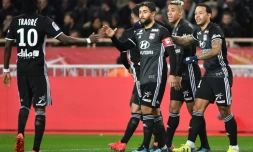 Le capitaine lyonnais Nabil Fekir au milieu de coéquipiers lors du match de Ligue 1 à Monaco, le 4 février 2018 au stade Louis-II