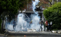 Affrontements entre des manifestants et la police anti-émeutes à Cali (Colombie), le 4 juin 2021