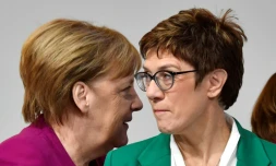 Angela Merkel et son successeur à la tête de la CDU Annegret Kramp-Karrenbauer, lors du congrès du parti à Hambourg, le 8 décembre 2018