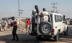 Des membres de la Croix-Rouge nigériane sur les lieux de deux attentats suicides, le 29 octobre 2016 à Maiduguria, dans le nord-est du pays