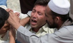 Un homme hurle sa douleur le 24 juillet 2016 Ă Kaboul au lendemain de l'attentat qui a fait 80 morts