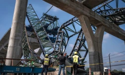 Des secouristes interviennent sur le site où une grue de chantier s'est effondrée sur une autoroute à Samut Sakhon, dans la banlieue de Bangkok, le 15 janvier 2026