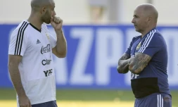 L'Argentina Javier Mascherano (g) et son sélectionneur Jorge Sampaoli à l'entraînement, le 18 juin 2018 à Bronnitsy, près de Moscou