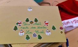 Les lettres, surtout celles des petits, regorgent de dessins de fleurs, de Père Noël sur son traîneau, de collages