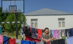 Fatma Suleymanova, une réfugiée de 80 ans, a fui son village de Terter à cause des combats entre forces arméniennes et azéries. Elle étend son linge dans une cour d'école, le 12 octobre 2020. , due to the ongoing military conflict between Armenia and Azerbaijan over the 