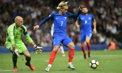 Antoine Griezmann et les Bleus restent sur un match nul face au Luxembourg du gardien Jonathan Joubert, le 3 septembre 2017 à Toulouse