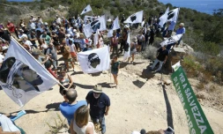 Des manifestants, rassemblées devant deux villas construites sur un site protégé par Pierre Ferracci, PDG du groupe Alpha, protestent contre la décision du tribunal de Bastia d'épargner les constructions et demandent leur démolition, le 13 août 2017