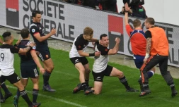 Le centre All Black Ryan Crotty fête un essai marqué contre le XV de France en test-match, le 11 novembre 2017 au Stade de France