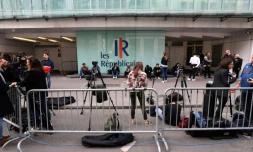 Des journalistes devant le siÚge du parti Les Républicains (LR) à Paris le 27 mai 2019