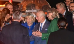 Le roi Charles III (au centre à droite) et la reine Camilla (au centre à gauche) sont accueillis à leur arrivée à l'aéroport international de Sydney vendredi 18 octobre 2024