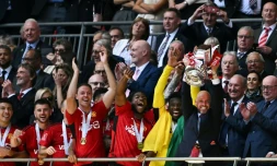 La joie des joueurs de Manchester United et de l'entraĂźneur Erik ten Hag, vainqueurs de la finale de la Coupe d'Angleterre contre City, le 25 mai 2024 Ă Wembley