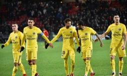 Les joueurs du PSG communient avec leurs supporters à l'issue du match remporté sur le terrain de Rennes, le 16 décembre 2017
