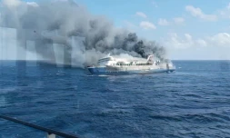 Capture d’écran d’une vidéo diffusée le 2 août 2026 par l’Agence nationale indonésienne de recherche et de secours (Basarnas) montrant une épaisse fumée à bord du ferry Mutiara Sentosa 2 au large de l’île de Madura, dans la province de Java oriental