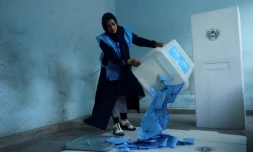 Une responsable de la commission électorale en Afghanistan vide une urne pour le comptage des voix aprÚs la fermeture des bureaux de vote pour l'élection présidentielle, le 28 septembre 2019