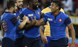 Le centre du XV de France Wesley Fofana fête avec ses camarades son essai contre la Roumanie dans le groupe D du Mondial au stade olympique de Londres, le 23 septembre 2015