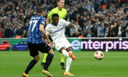 Le défenseur marseillais Chancel Mbemba (d) frappe et marque contre l'Atalanta, le 2 mai 2024 au Stade Vélodrome