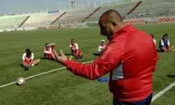 Sid Ahmed Mouaz entraîne l'équipe féminine de football de Relizane, à l'ouest d'Alger, le 16 février 2017