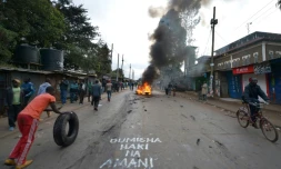 Malgré un appel à la paix peint en swahili sur la chaussée, les manifestations contre les résultats de la présidentielle ont tourné à la violence dans les rues de Kibera, à Nairobi, le 9 août 2017