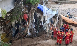 Des militaires espagnols et des pompiers portugais recherchent des victimes le long d'une rivière quatre jours après des inondations dévastatrices, le 2 novembre 2024 à Paiporta, dans la région de Valence, en Espagne