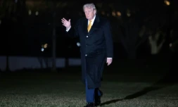 Le président américain Donald Trump salue les journalistes à son arrivée à la Maison Blanche à Washington, le 4 janvier 2026