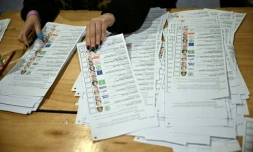 Les bulletins de vote sont dépouillés à Dublin, en Irlande, le 1er décembre 2024