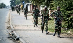 Des soldats burundais se retirent d'un quartier de Bujumbura aprÚs une opération de police, le 1er juillet 2016