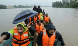 Les services de secours indiens évacuent des résidents d'Aluva, dans l'état du Kerala, le 16 août 2018