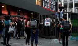 Des étudiants devant le site universitaire de Censier à Paris le 20 avril 2018