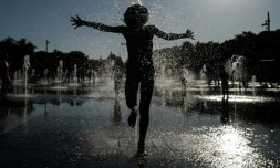 Un enfant se rafraîchit dans une fontaine à Nice, le 16 août 2021