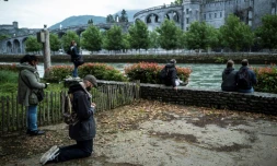 Des pÚlerins devant la basilique Notre-Dame du Rosaire avant la réouverture du sanctuaire de Lourdes, fermé pour la premiÚre fois de son histoire pendant deux mois, pour cause d'épidémie, le 16 mai 2020 à Lourdes