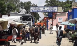 Des membres des forces de sécurité afghanes devant l'entrée d'un hÎpital attaqué par des hommes armés, le 12 mai 2020 à Kaboul