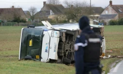 Un gendarme devant le bus scolaire accidenté à Jallans, en Eure-et-Loir, le 30 janvier 2025